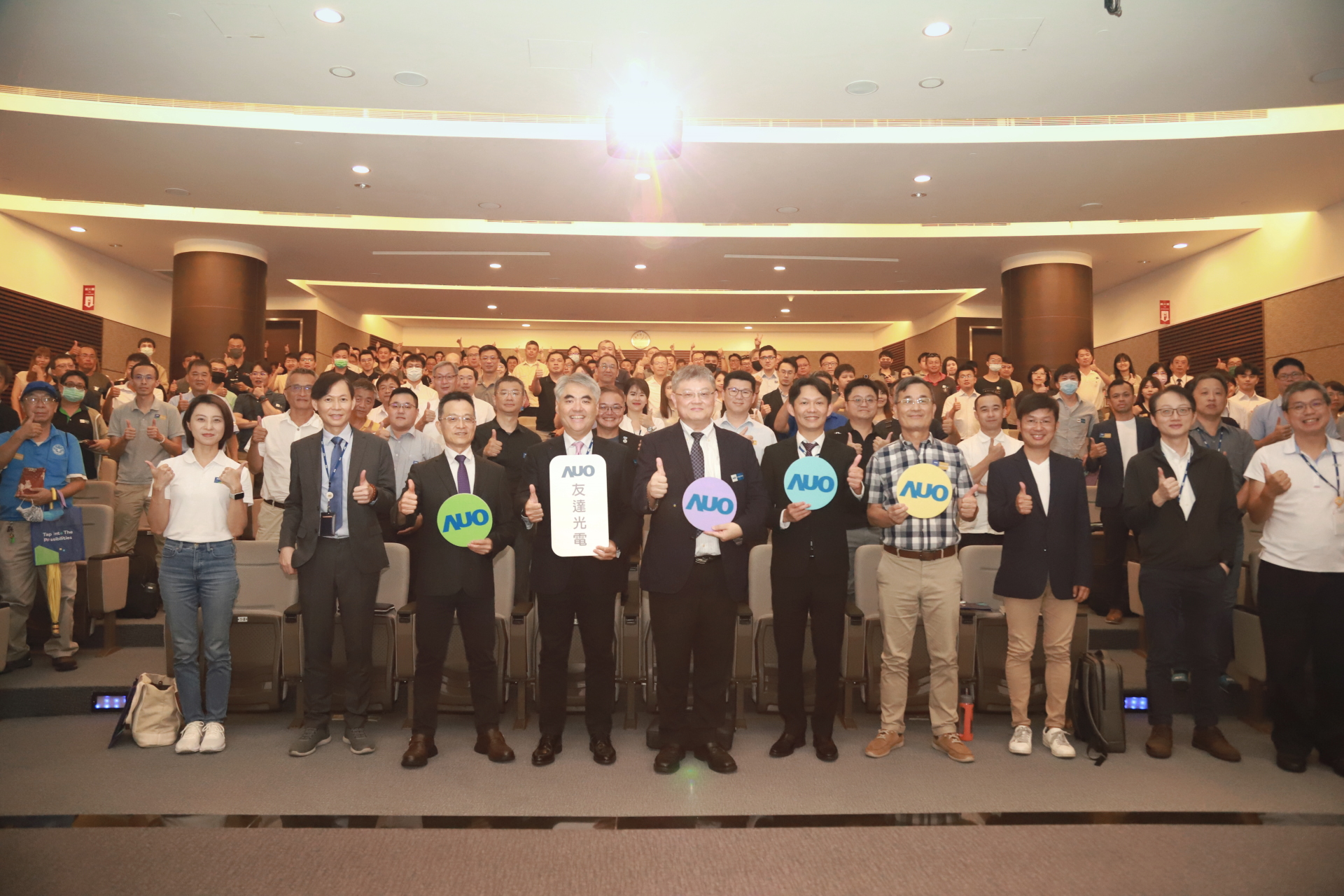 友達光電邀請領域專家共研再生能源發展、電力需求及建築物減碳等議題進行交流，盼共擘綠色永續生態圈的嶄新契機