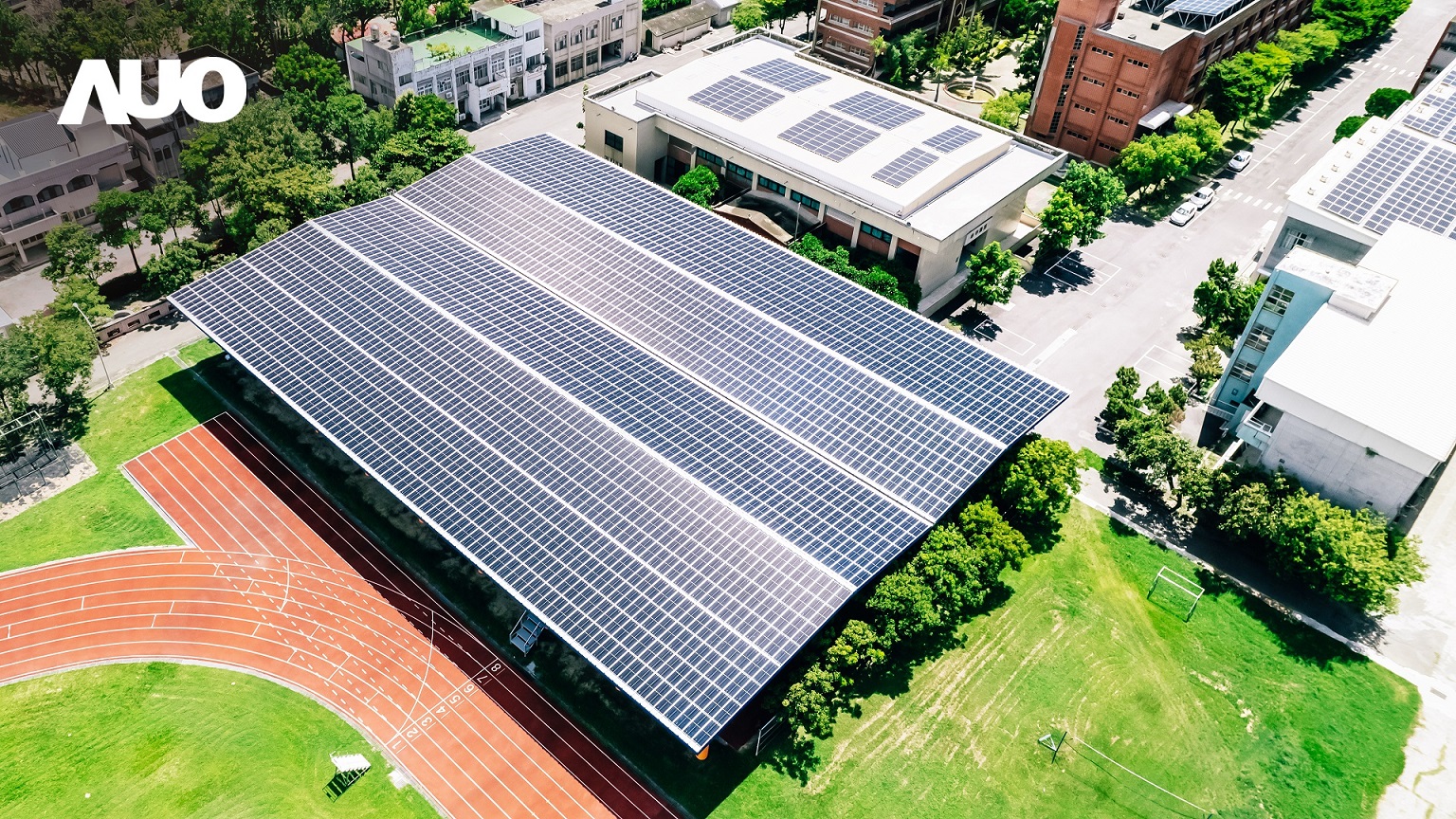 友達SunSteel光電整合型浪板具備快速安裝、輕量化優勢，可提升15%發電效能，通過國際IEC與國內VPC認證安全、防漏、耐候標準