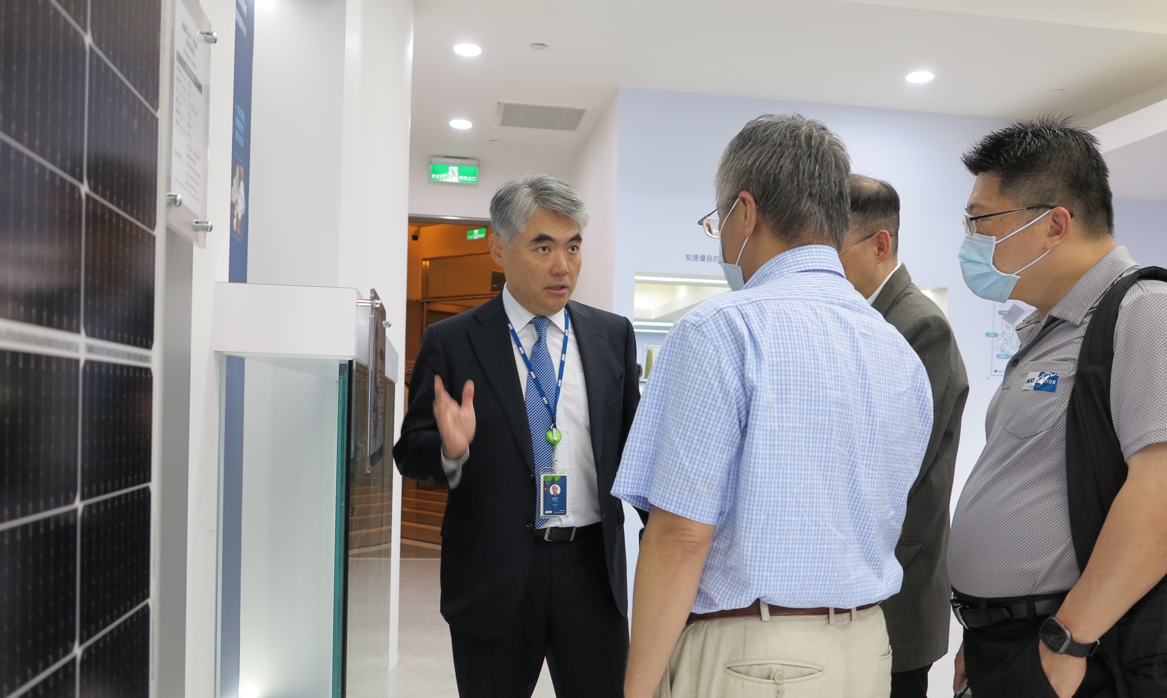 友達光電能源事業群總經理林恬宇分享友達落實太陽能建築一體化目標，協助企業邁向能源轉型的高效能低碳解方。