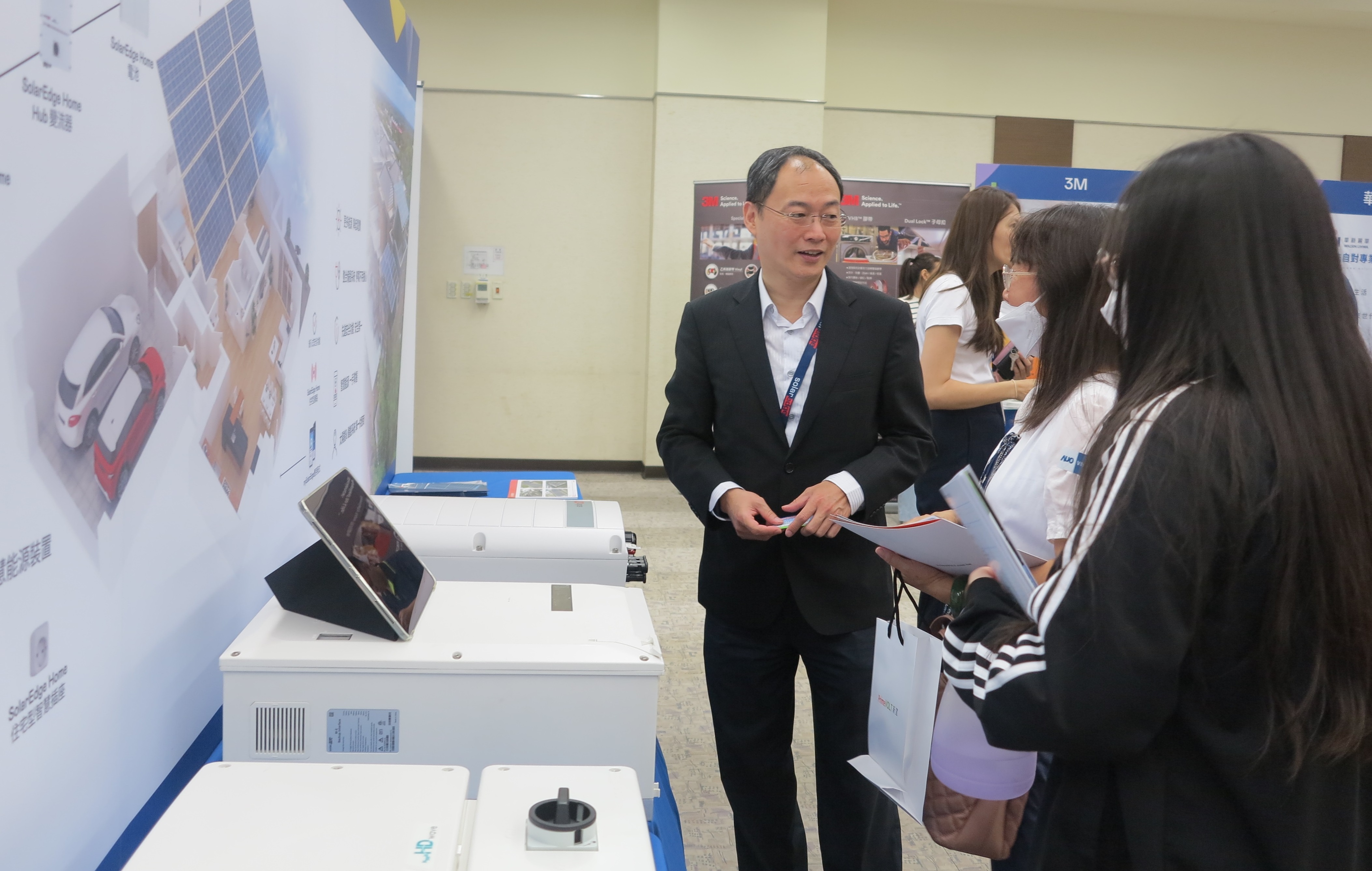 透過研討會產學界緊密交流與分享，提升參與人員借鏡及加深低碳概念，提升綠色能源產業之韌性。